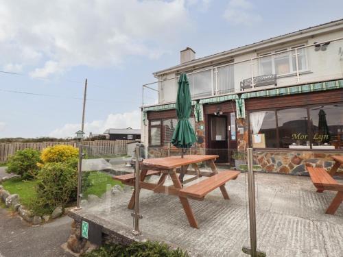 Llandanwg House | Morlyn Guest House Apartment: Rated 9.5/10 & Pet Friendly