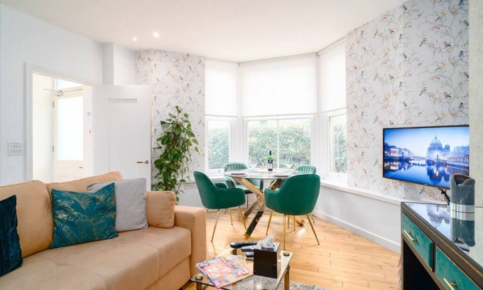 Roath Apartment | Morning Breeze - Modern 1 Bed Apartment with Breakfast
