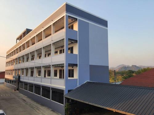 Lop Buri Hotel | Budget-Friendly Stay at Morning Home บ้านหมอนอิง