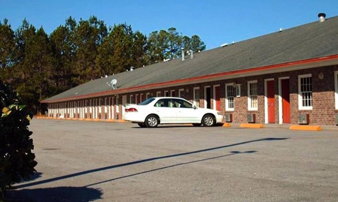 Ridgeland Hotel | Explore the Morris Center: Family-Friendly with Free Parking