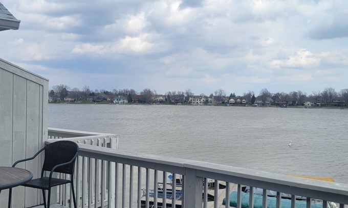 Noblesville Condo | Cozy Morse Lake Condo with Boat Slip for Memorable Getaways