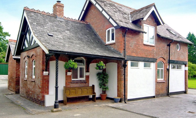 Ellesmere House | Family-Friendly 3 Bedroom Retreat in Ellesmere with Hot Tub