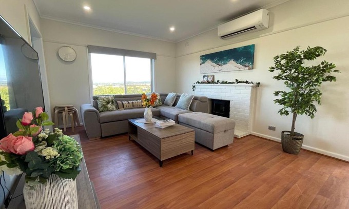 Morwell House | Cozy Morwell 3-Bedroom Pet-Friendly Home with Free Wi-Fi