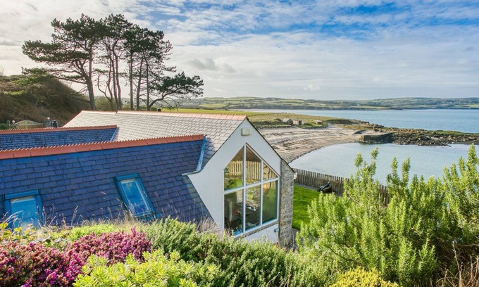 Moelfre Cottage | Beachfront Retreat in Moryn - Perfect for Families