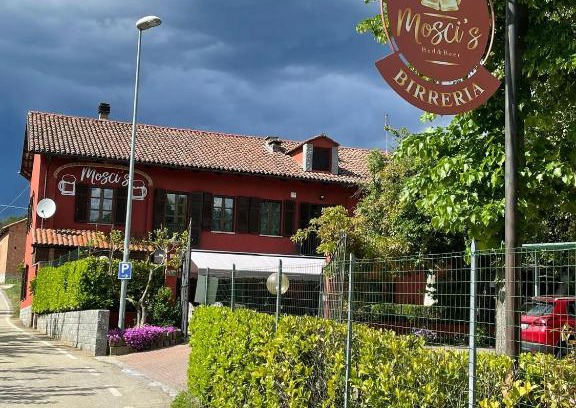 San Damiano dʼAsti Bed & Breakfast | Stay at Mosci's Bed & Beer with Ocean Views and Breakfast