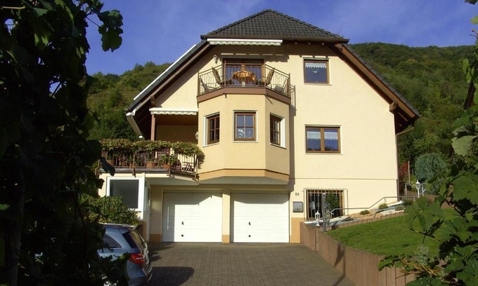 Sankt Aldegund Apartment | Top-Rated Moselblick: Perfect Retreat for Your Getaway
