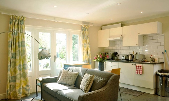 Moseley House | Quiet Coach House Retreat with Garden in Birmingham