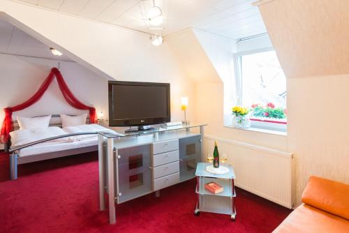 Ediger Hotel | Pet-Friendly Moselromantik-Hotel zum Löwen with Ocean Views