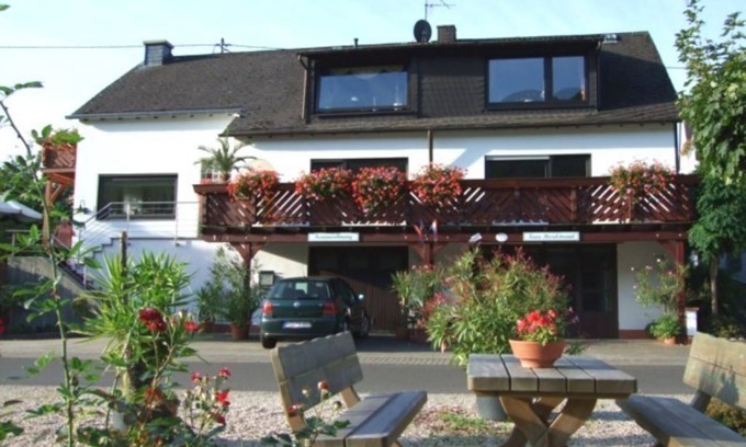 Losnich Apartment | Idyllic Moselstrand: Scenic Retreat on the Moselle Cycle Path