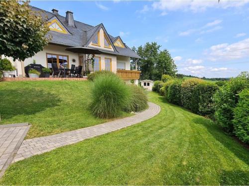 Monzelfeld House | Discover Moseltor: Ideal Holiday Residence with Kitchen