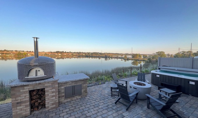 Moses Lake House | Moses Lake Vineyard Retreat-Waterfront Escapism