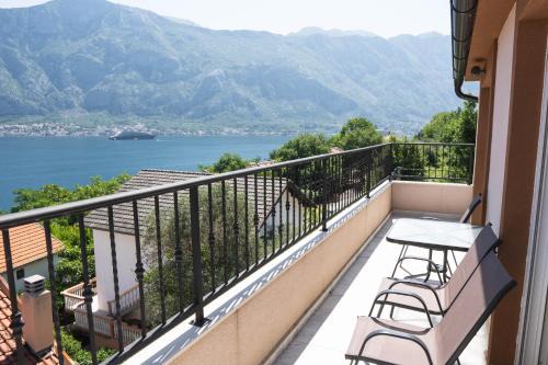 Prcanj Apartment | Moskov - Two-bedroom Ap with Sea View