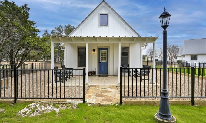 Dripping Springs Cottage | Experience Moss Cottage: Hill Country Views & Family-Friendly