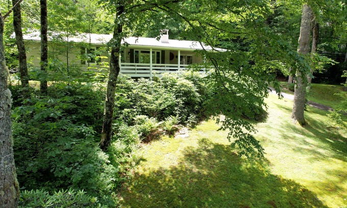 Highlands Cabin | Mountain Retreat: Moss Hill Cottage with Family-Friendly Amenities