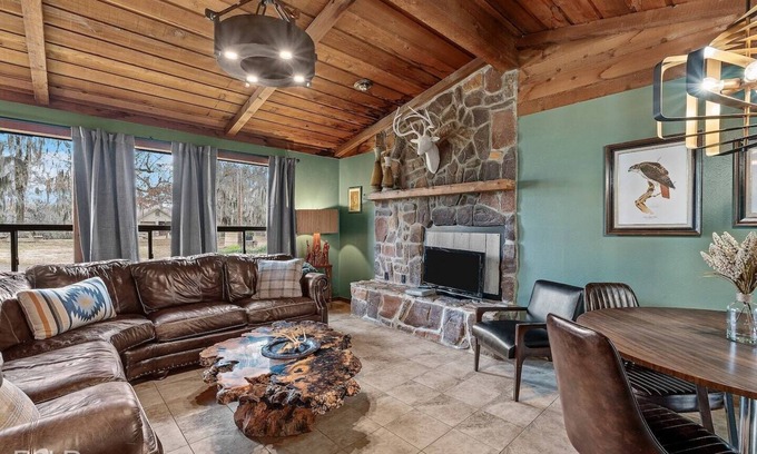 Uncertain House | Discover Moss Stone Lodge with Canoes in Caddo Shores