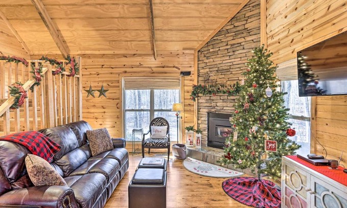 Mentone House | DeSoto Park's Mossy Rock Retreat with Hot Tub & Accessibility