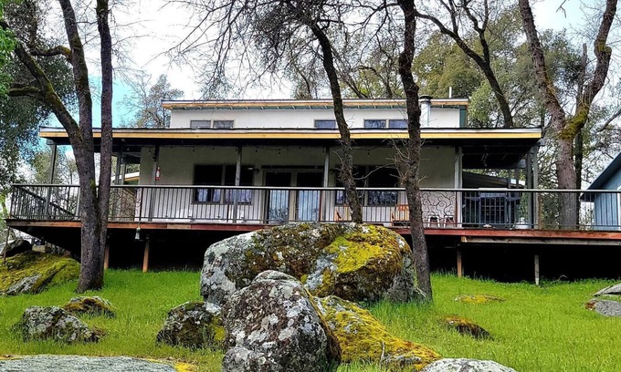 Mariposa House | Cozy Mossyrock Strawbale House: Pet-Friendly & Near Yosemite