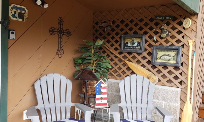 Shady Cove Cottage | Captivating River Views with Family-Friendly Amenities