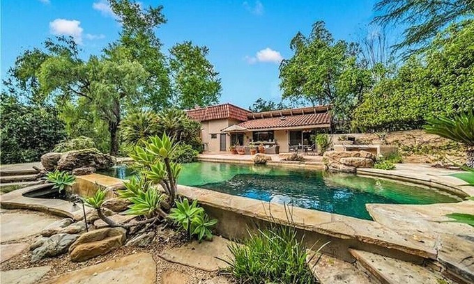 Calabasas House | Unwind in Calabasas: Relaxation Awaits with Unique Amenities