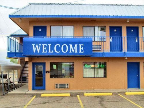 Lordsburg Hotel | Budget-Friendly Motel 10: Ideal for Families and Pets