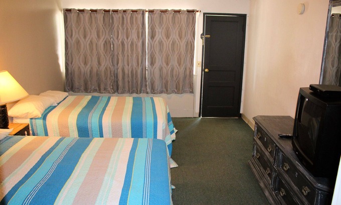 Almo Hotel | Discover Motel #12 at Lynnhurst Resort with Jet Ski Rentals!