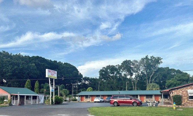 Tampa Hotel | Cozy Motel 301: Family-Friendly with Spa & Breakfast