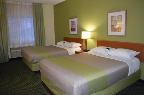 Anderson Hotel | Pet-Friendly Motel 6 in Anderson, IN with Pool Access