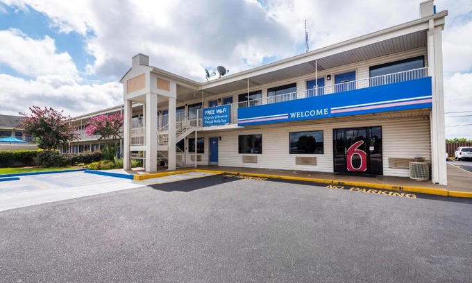 Oxford Hotel | Pet-Friendly Motel 6 in Anniston, AL - Family Welcoming Stay