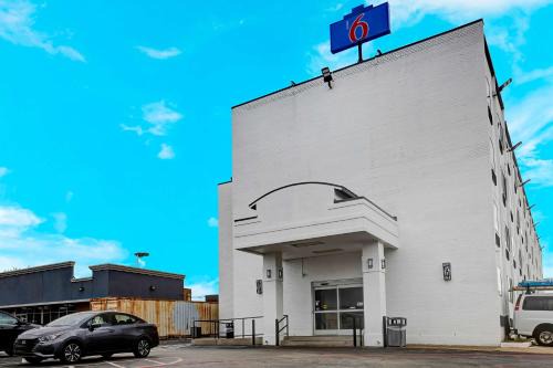 Central Arlington Hotel | Comfortable Motel 6 in Arlington's Entertainment District