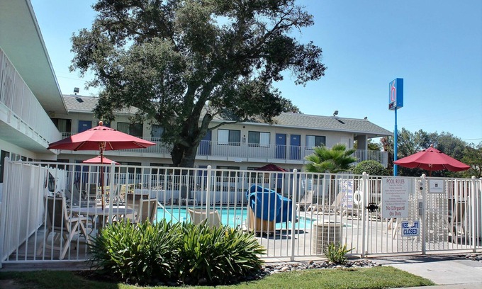 Atascadero Hotel | Discover Motel 6 Atascadero: Poolside Getaway Awaits!