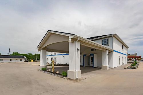 Augusta Hotel | Pet-Friendly Motel 6 in Augusta, KS - Rated 7.6/10