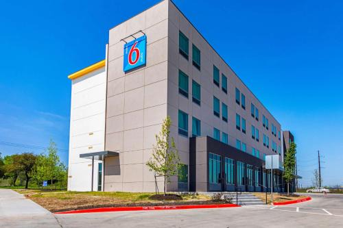Montopolis Hotel | Comfortable Motel 6 Austin Airport with Family-Friendly Amenities