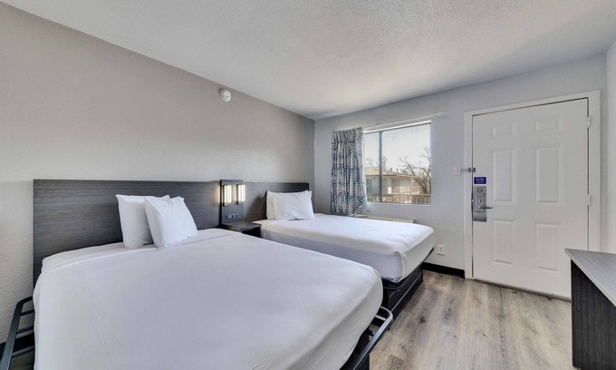 Parker Lane Hotel | Affordable Motel 6 Austin, TX - Airport with Pool & Breakfast