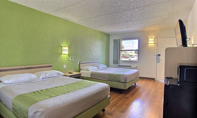North Loop Hotel | Budget-Friendly Motel 6 in Central Downtown Austin, TX