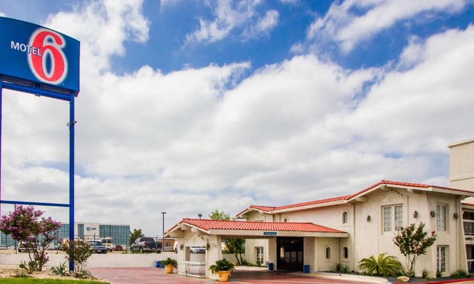 St. Johns Hotel | Pet-Friendly Motel 6 in Midtown Austin, TX with Pool Access