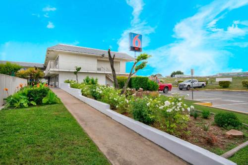 North Lamar Hotel | Convenient Motel 6 in Austin, TX - Pet Friendly Stay