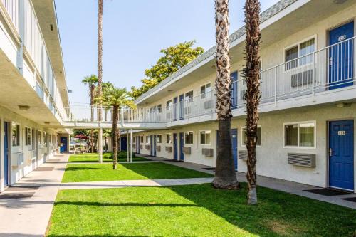Bakersfield Hotel | Budget-Friendly Motel 6 in Bakersfield with Pool & Pets Welcome