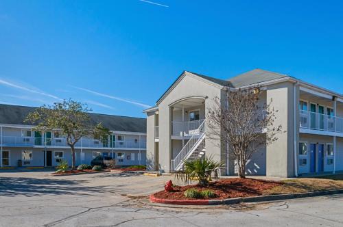 Bay St Louis Hotel | Pet-Friendly Motel 6 in Bay Saint Louis, MS - Rated 7.7/10
