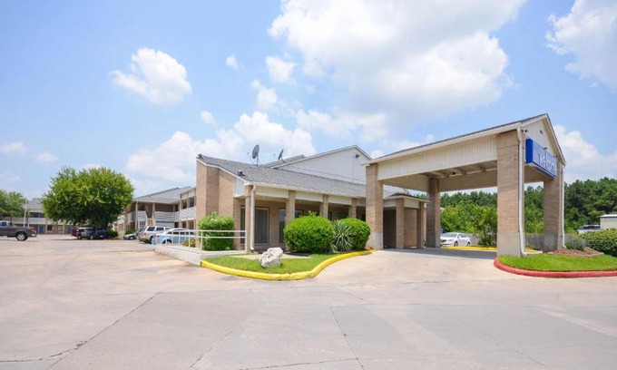 Mont Belvieu Hotel | Budget-Friendly Stay at Motel 6-Baytown, TX - Pet Friendly