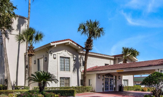 Baytown Hotel | Pet-Friendly Getaway at Motel 6-Baytown, TX - Garth Rd