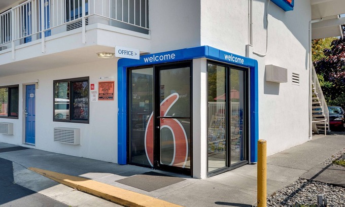 Sehome Hotel | Cozy Motel 6 Bellingham: Pool, Spa & Breakfast Included