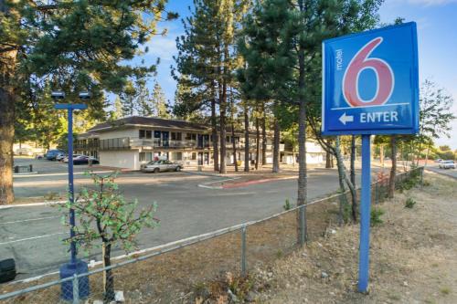 Big Bear Lake Hotel | Pet-Friendly Getaway at Motel 6 Big Bear Lake, CA