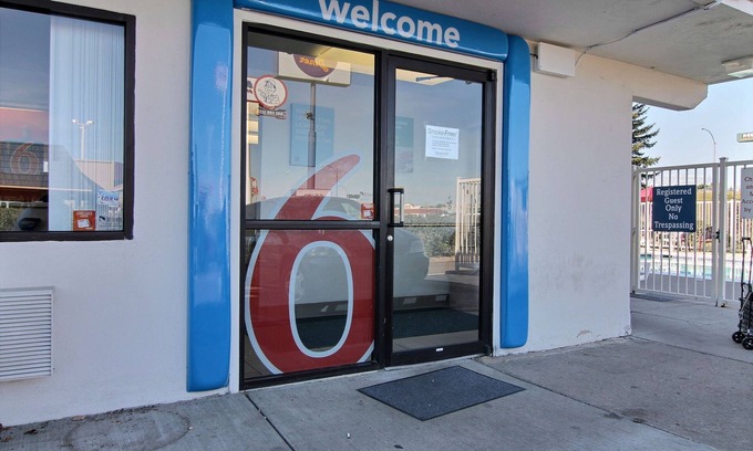 Bismarck Hotel | Family-Friendly Motel 6 in Bismarck with Pool & Breakfast