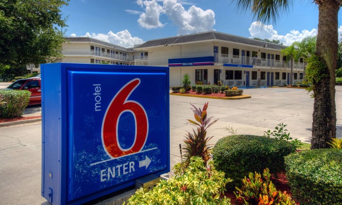 Bradenton Hotel | Discover Motel 6 Bradenton: Family-Friendly with Pool & Spa