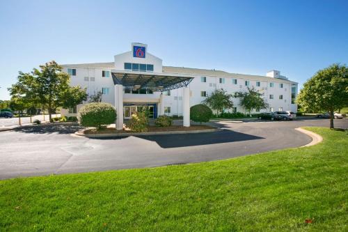 Brooklyn Center Hotel | Pet-Friendly Motel 6 in Brooklyn Center, MN - Book Now!
