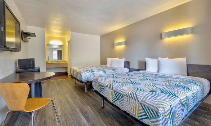 Bryan Hotel | Budget-Friendly Motel 6 Bryan, TX - Family-Friendly Amenities