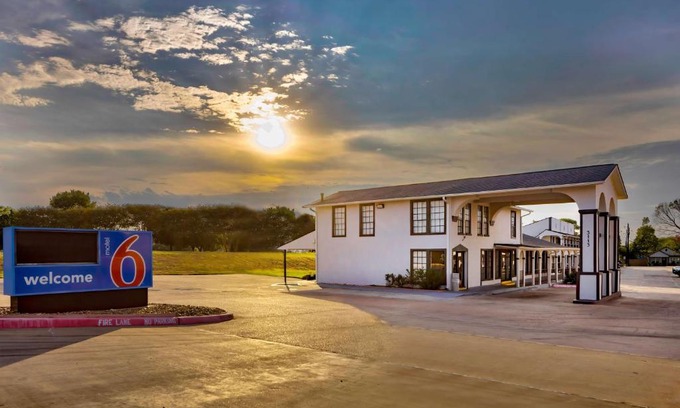 Bryan Hotel | Budget-Friendly Motel 6 in Bryan, TX with Pool & Pets Welcome