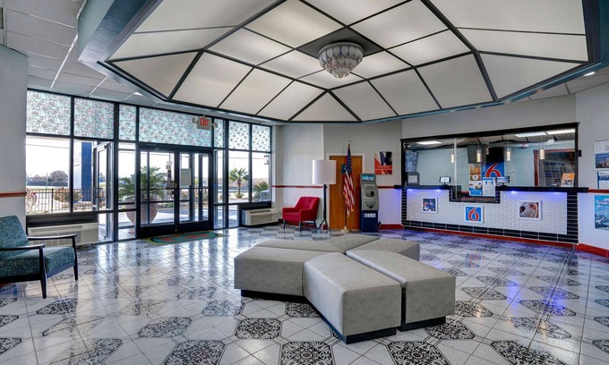 Burlington Hotel | Convenient Motel 6 Burlington, NC - Family-Friendly Amenities
