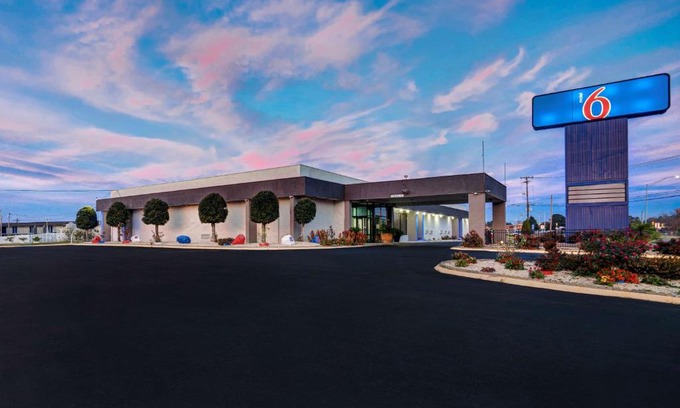 Burlington Hotel | Budget-Friendly Motel 6 Burlington: Pet and Child Friendly