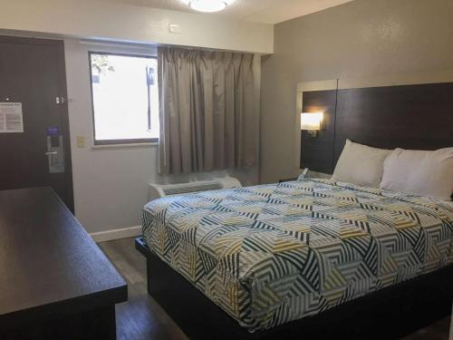 Burnsville Hotel | Pet-Friendly Getaway at Motel 6-Burnsville, MN